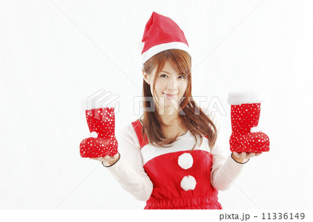赤い靴を持つサンタ服の女性 11336149