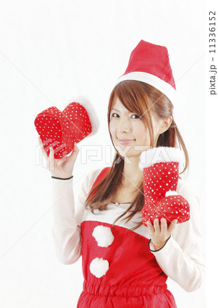 赤い靴を持つサンタ服の女性 赤い靴を持つサンタ服の女性 11336152