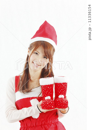 赤い靴を持つサンタ服の女性 11336154