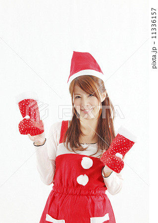 赤い靴を持つサンタ服の女性の写真素材
