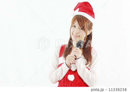 クリスマスソングを歌う若い女性 クリスマスソングを歌う若い女性 11336238