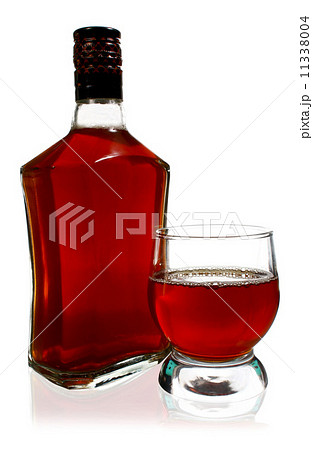 alcohol drink is in a bottle and glass 11338004