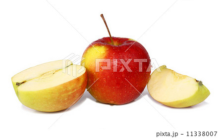 cut apple is in drops 11338007