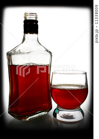 alcohol drink is in a bottle and glass 11338009