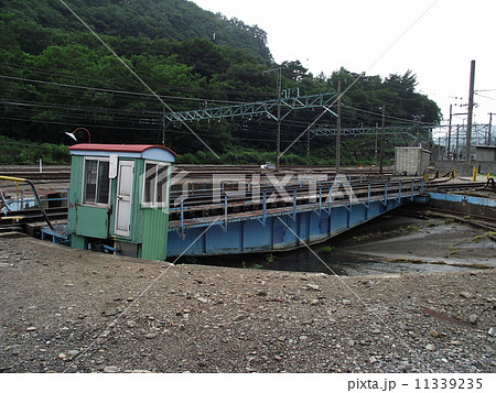 車両基地では転車台が蒸気機関車を待っています 11339235