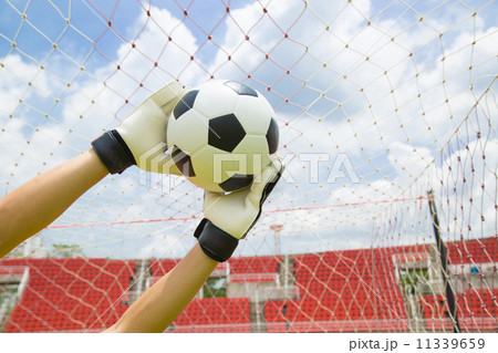 Goalkeeper used hands for catches the ball 11339659