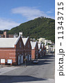 赤レンガ倉庫と函館山 11343715