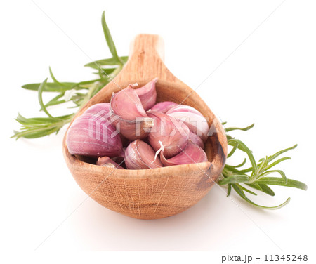 Garlic cloves in wooden bowl isolated on white background 11345248
