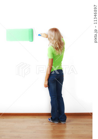 woman paint on wall 11346897