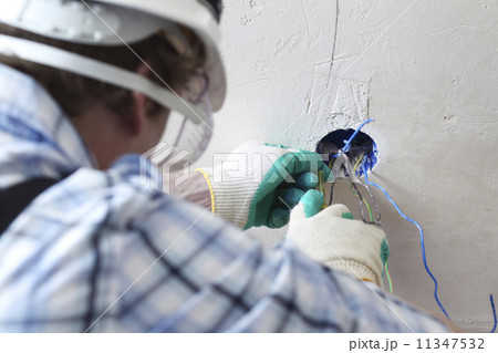 worker puts the wires 11347532