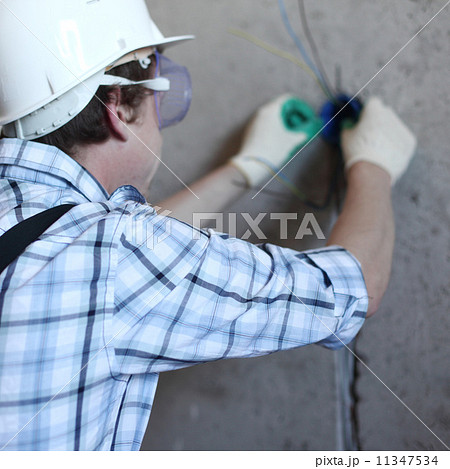 worker puts the wires 11347534