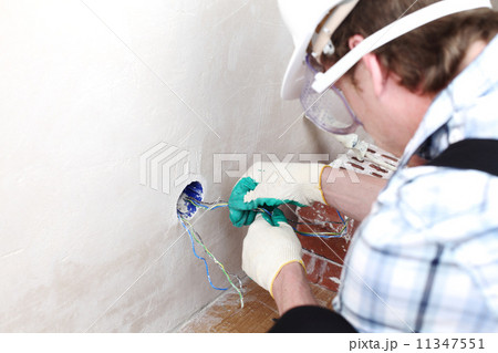 worker puts the wires 11347551