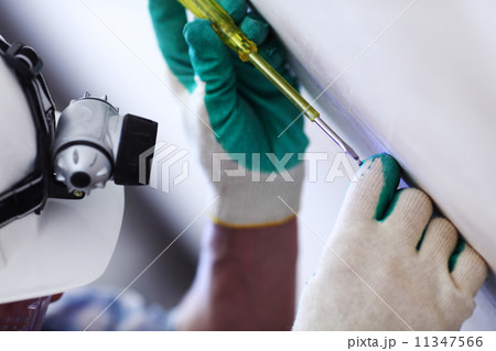 worker puts the wires 11347566