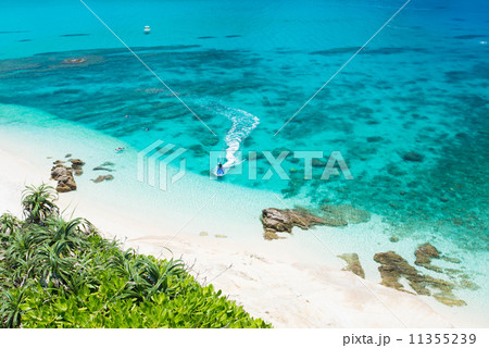沖縄の海・ハナリ島 11355239