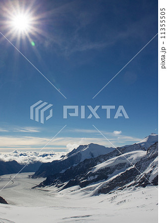 アレッチ氷河とスイスの山々 11355505