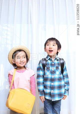 小学生と幼稚園児 11358020