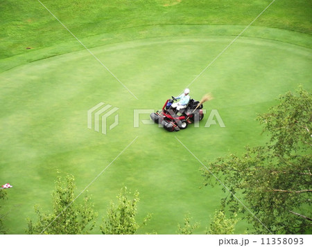 グリーンの芝をトリミングしています 11358093