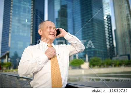 Businessman using phone 11359785