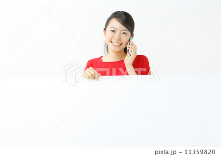 スマートフォン・若い女性 11359820