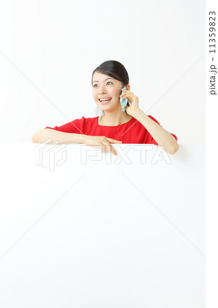 スマートフォン・若い女性 11359823