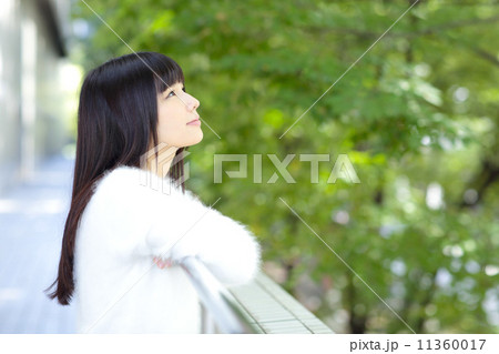 新緑・若い女性 新緑・若い女性 11360017