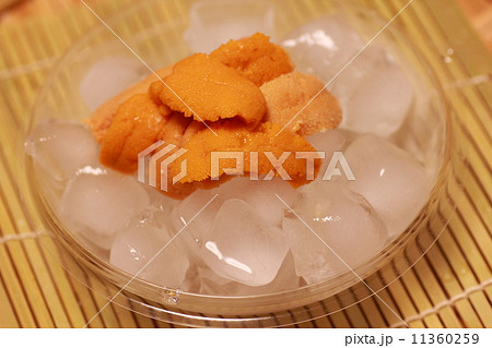 生うにの盛り付けの写真素材 生うにの盛り付けの写真素材