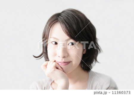 頬杖をついて考える女性 11360373