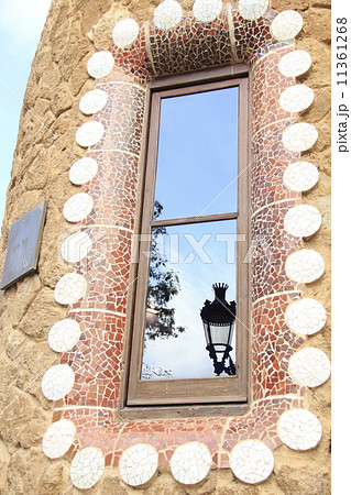 グエル公園の建物の窓 11361268