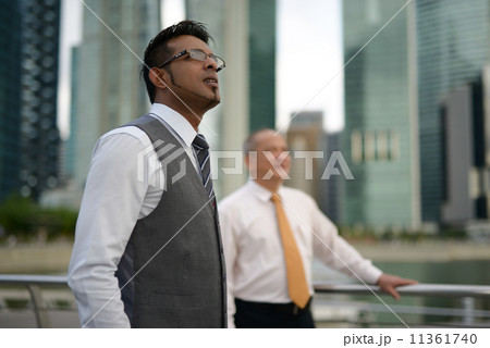 Businessman having discussion Businessman having discussion 11361740