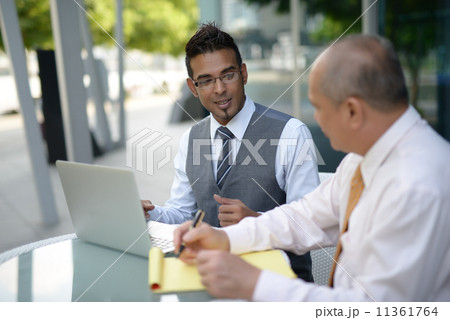 Businessman having discussion using computer Businessman having discussion using computer 11361764