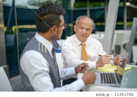 Businessman having discussion using computer 11361766