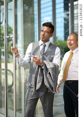 Businessman having discussion 11361815