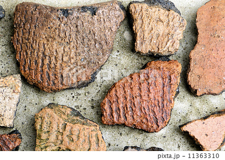 庭から出土縄文土器の破片の写真素材