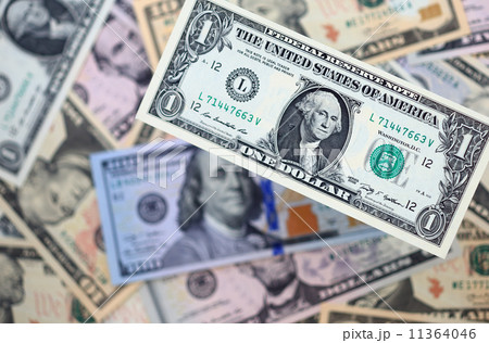 1ドル札とたくさんの米ドル紙幣 1ドル札とたくさんの米ドル紙幣 11364046