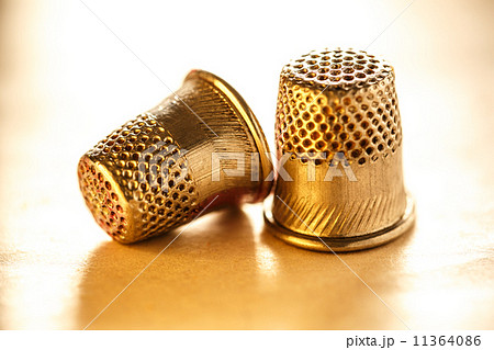 Two metal sewing thimbles 11364086