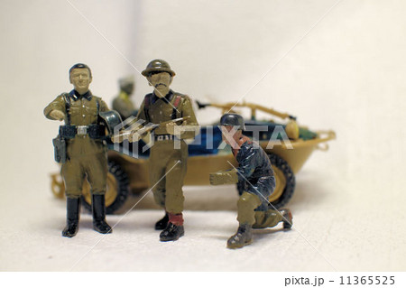 ライフルを持つ軍人 ミニチュア ミリタリーフィギュアの写真素材