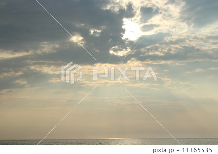 水平線と、空の光 水平線と、空の光 11365535