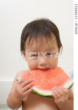 スイカを食べている赤ちゃんの写真素材