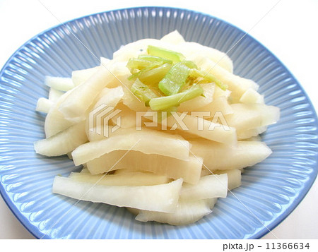 食べやすいように切ったたくあん 11366634