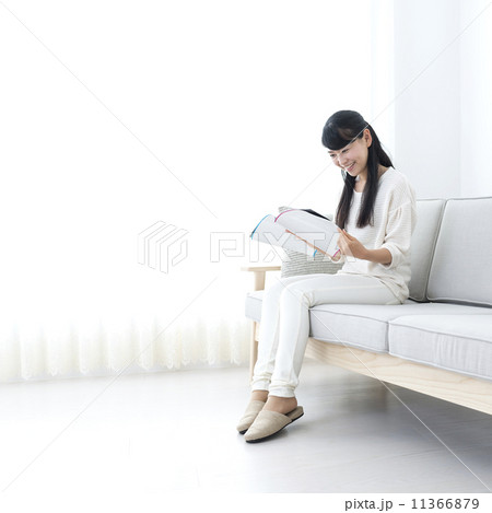 若い女性　新築　ライフスタイル　リラックス　雑誌 11366879