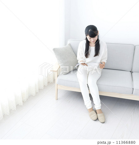 若い女性　新築　ライフスタイル　リラックス　雑誌 11366880