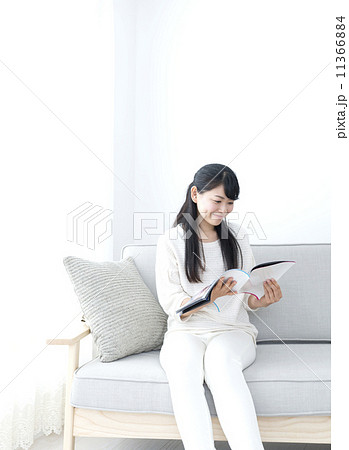 若い女性　新築　ライフスタイル　リラックス　雑誌 11366884