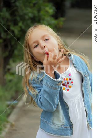 Girl makes faces Girl makes faces 11367307