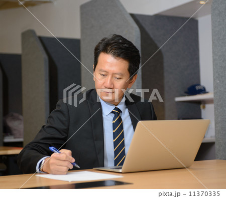 Taking notes 11370335