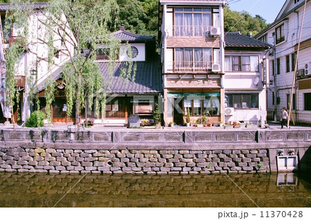 大谿川と町家とヤナギ(兵庫県城崎温泉) 大谿川と町家とヤナギ(兵庫県城崎温泉) 11370428