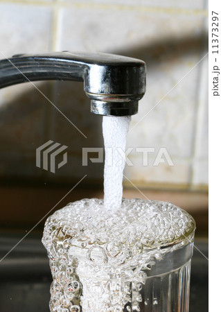 glass under water wet 11373297