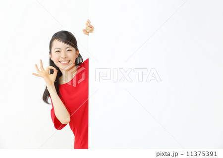 ホワイトボード・若い女性 11375391