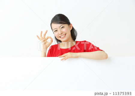 ホワイトボード・若い女性 11375393