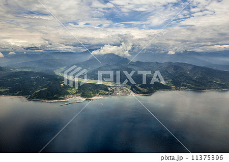 新潟県糸魚川市の能生港上空から八ヶ岳連峰の権現岳方向を撮影 新潟県糸魚川市の能生港上空から八ヶ岳連峰の権現岳方向を撮影 11375396