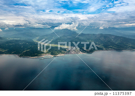 新潟県糸魚川市の能生港上空から八ヶ岳連峰の権現岳方向を撮影 11375397